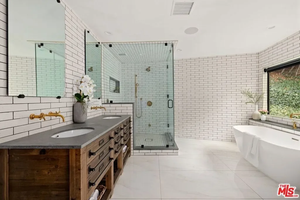 16881 Oak View Drive, Los Angeles, California, United States. - Photo 12
