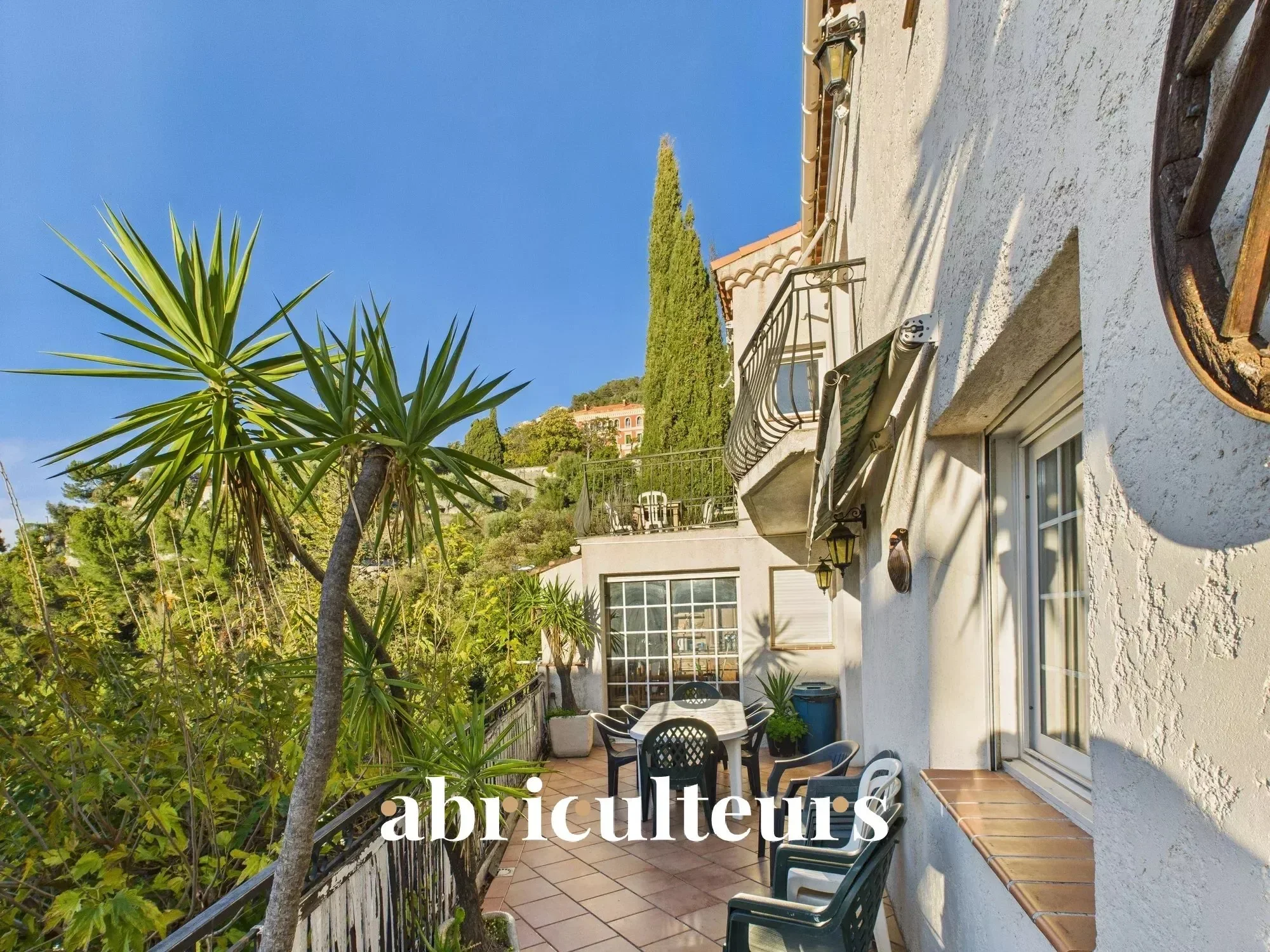 Exterior photo 2