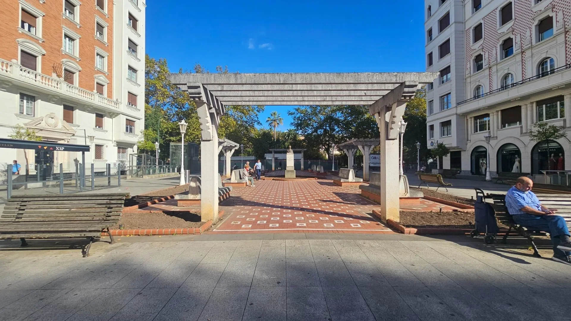 Exterior photo 7