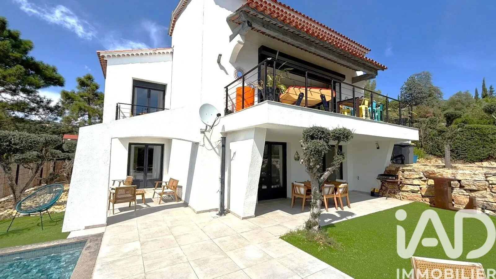 Exterior photo 2
