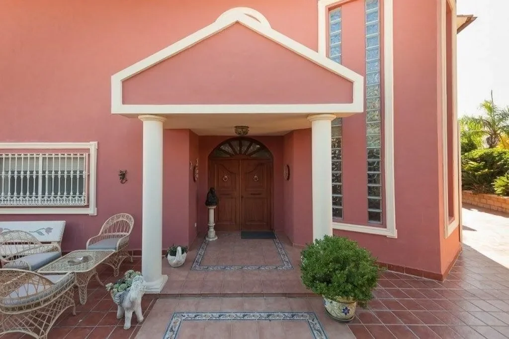 Exterior photo 3