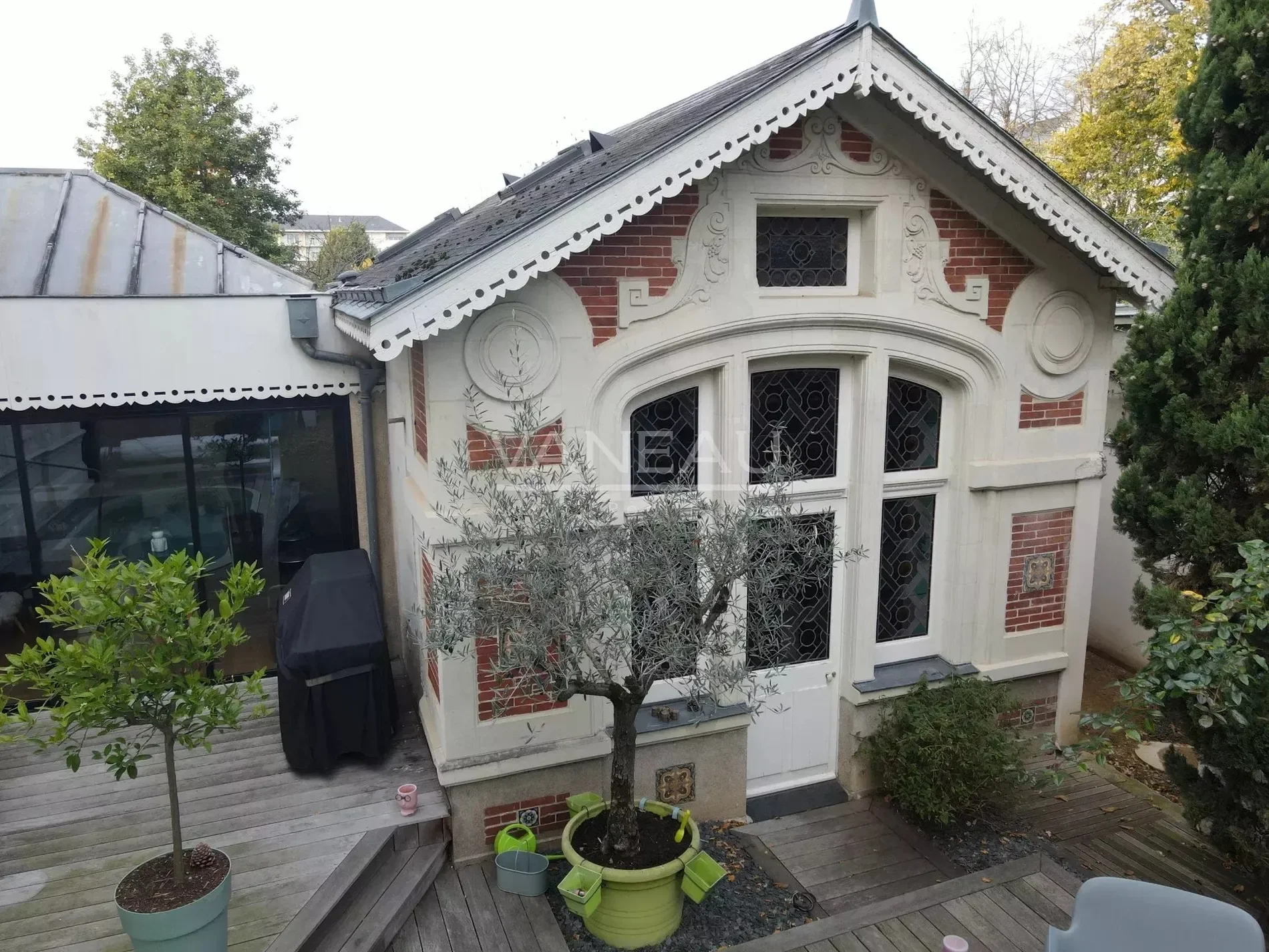 Exterior photo 8
