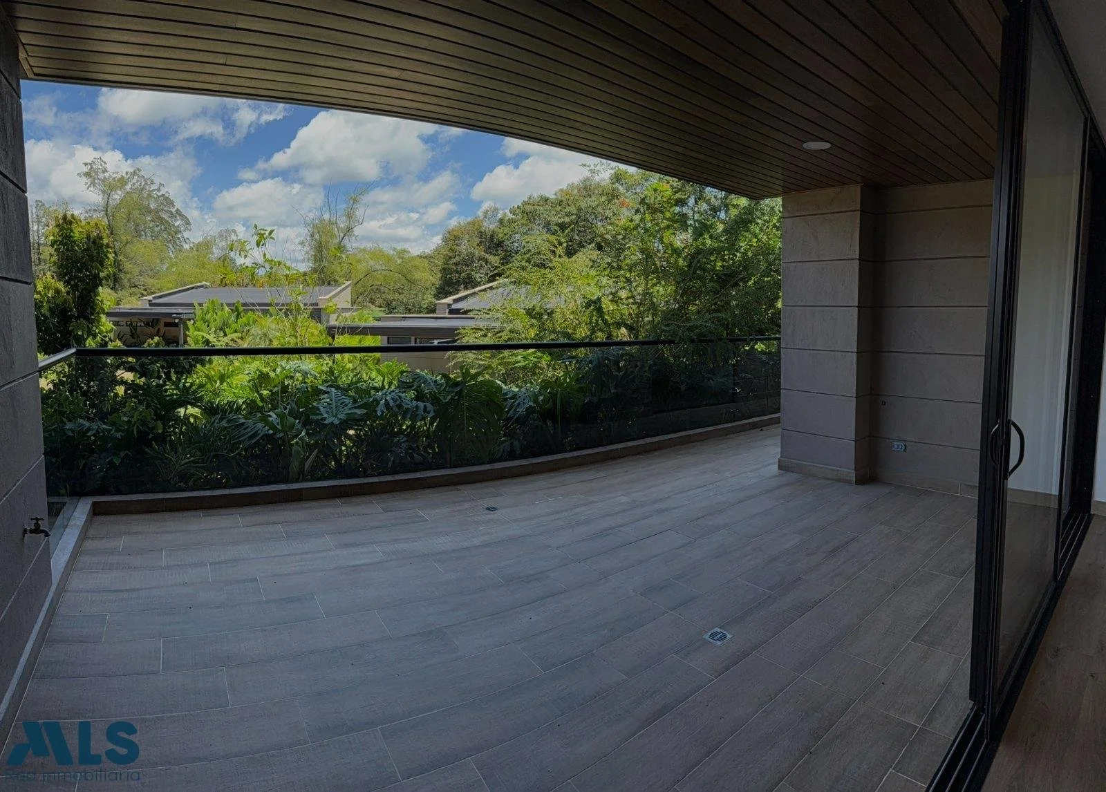 Exterior photo 4