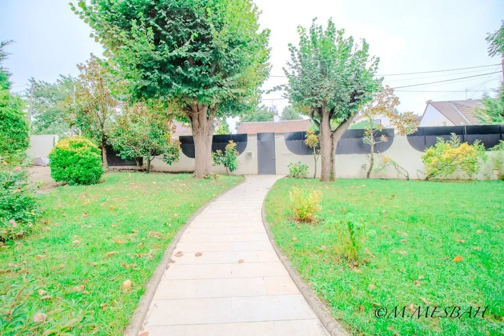 Exterior photo 5