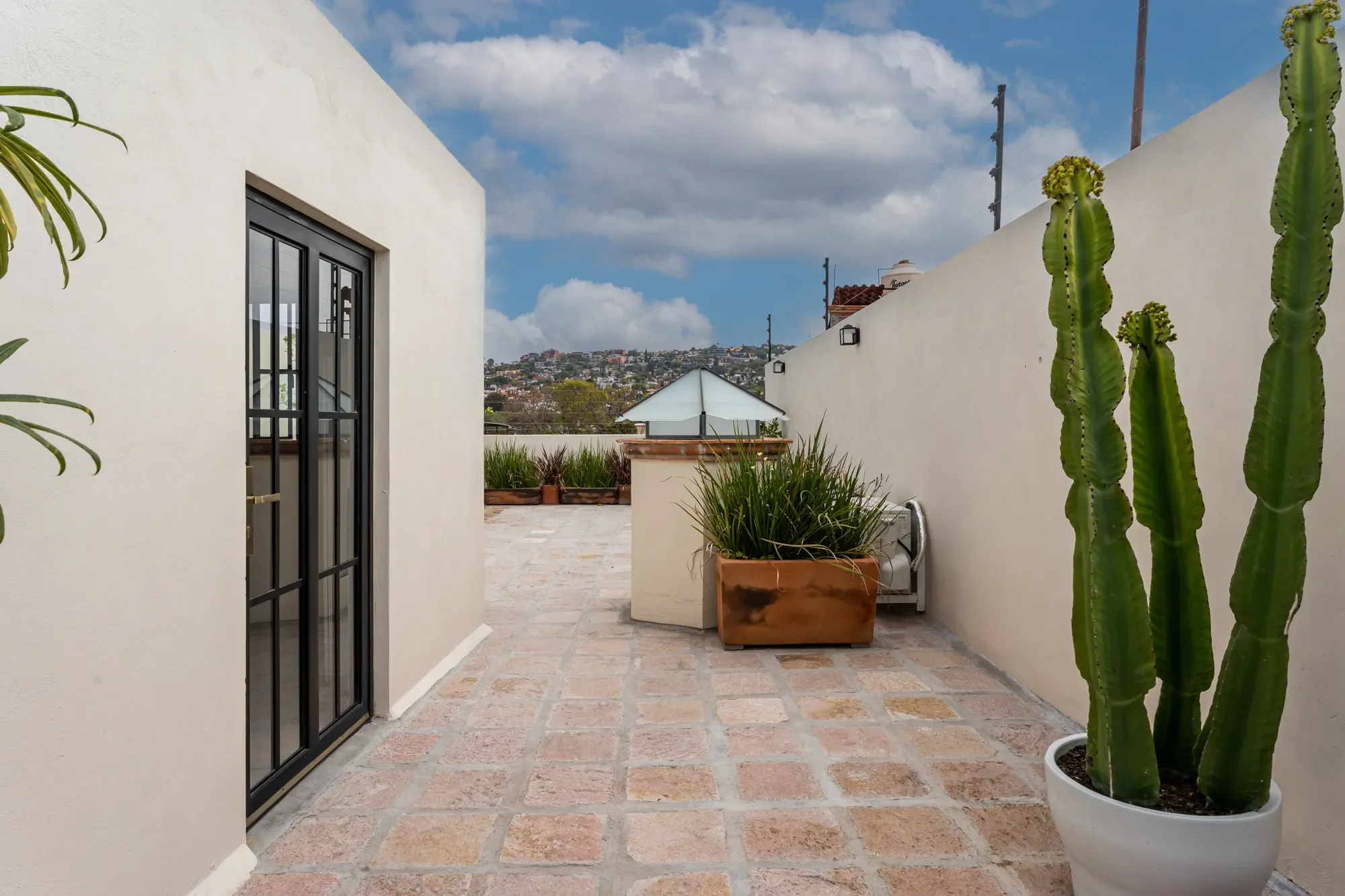 Exterior photo 5