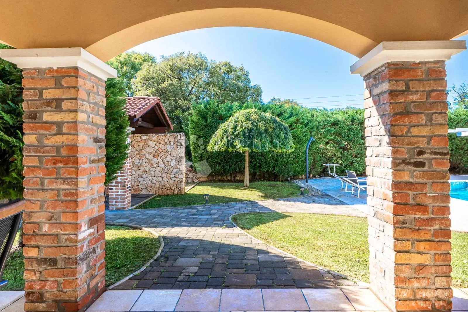 Exterior photo 12