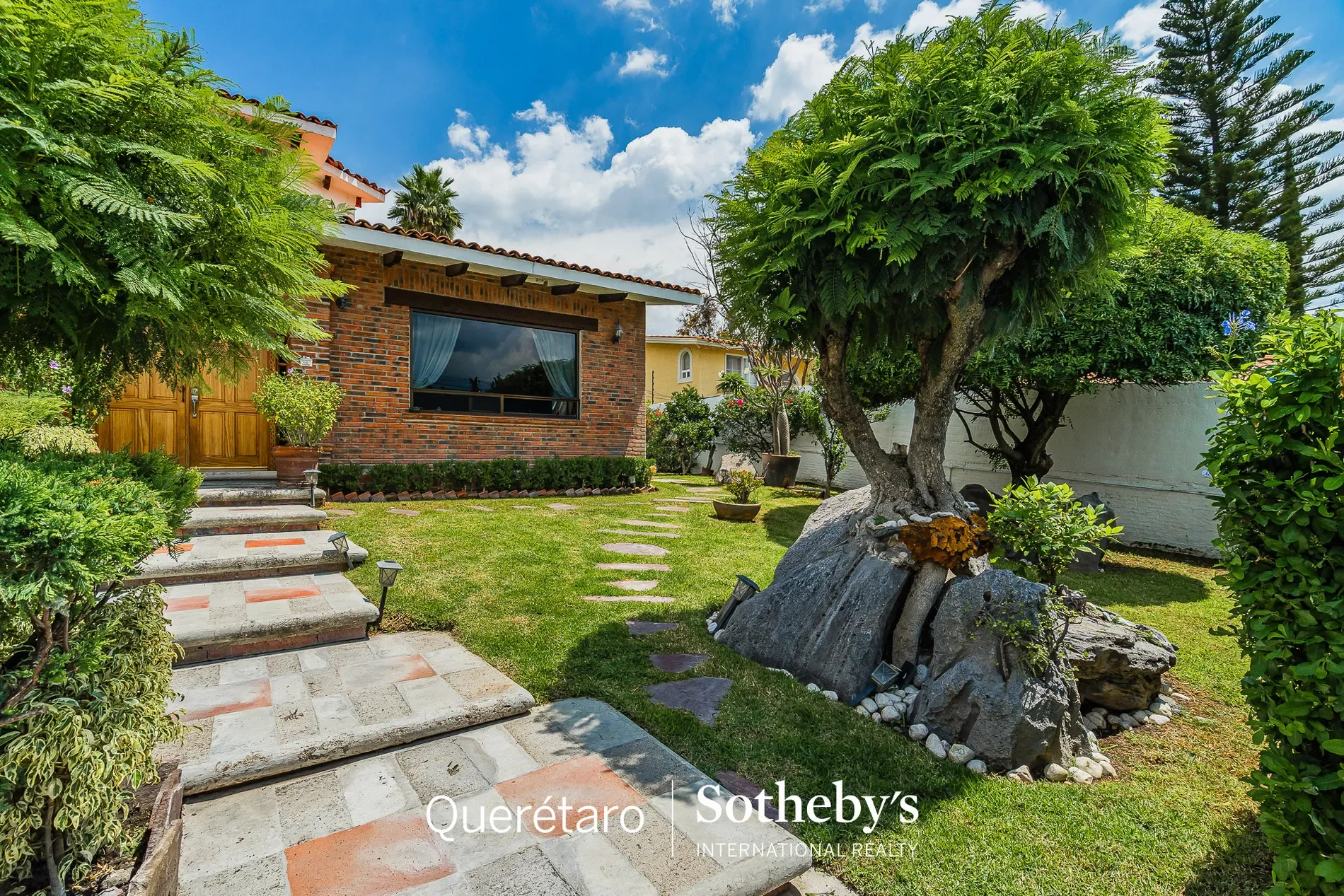 Exterior photo 3