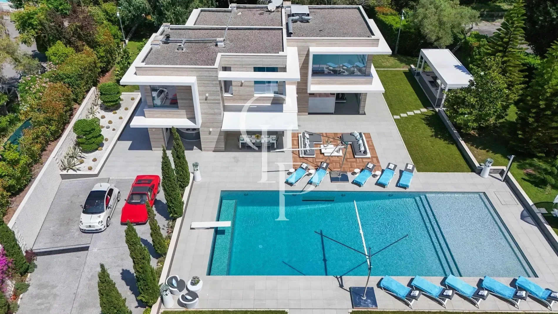Exterior photo 2