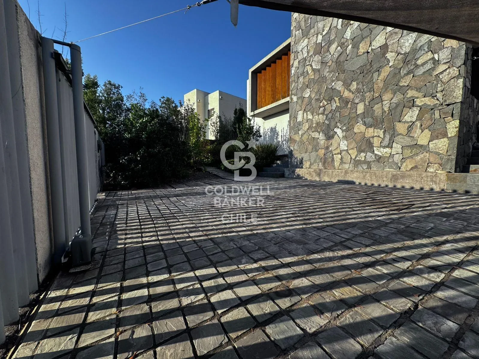 Exterior photo 2
