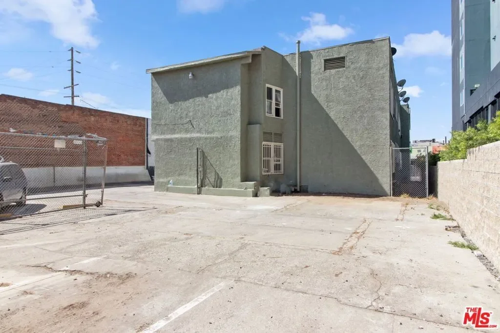 225 W Adams Boulevard, Los Angeles, California, United States. - Photo 15