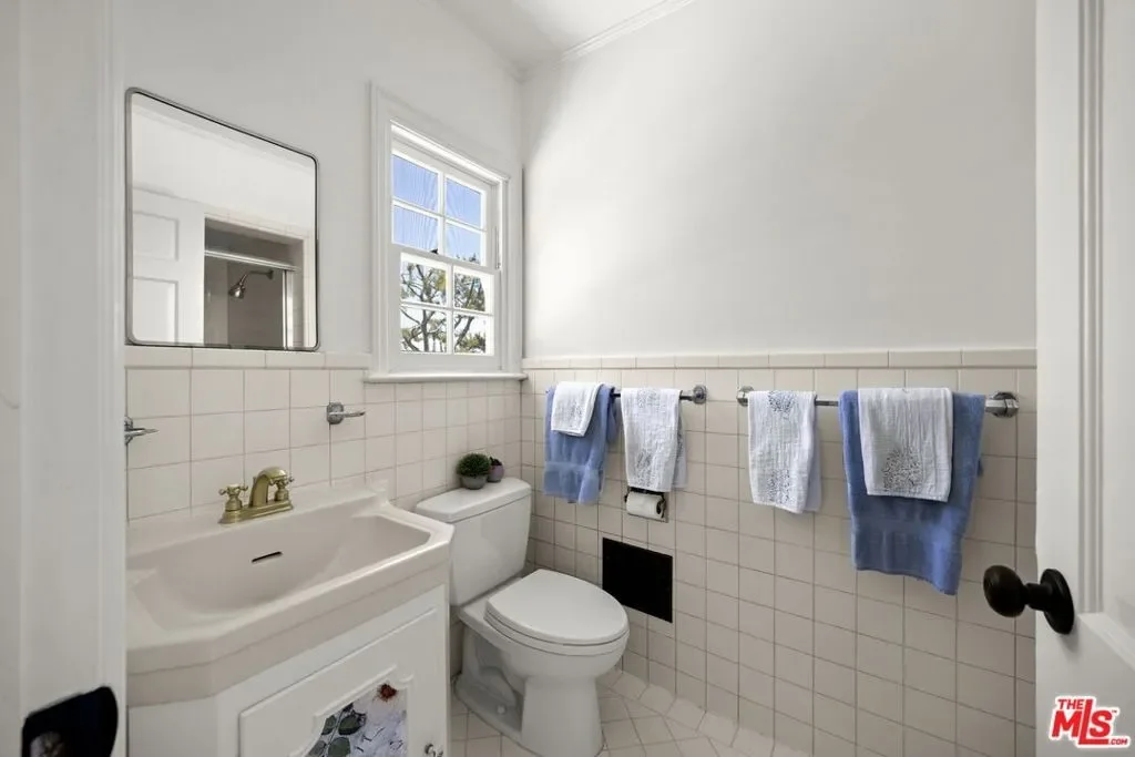 850 Birchwood Drive, Los Angeles, California, United States. - Photo 6
