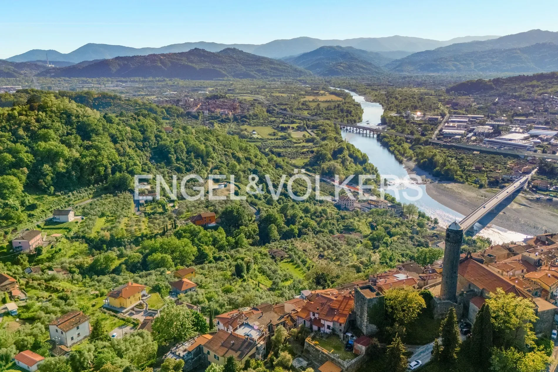 Tra Liguria e Toscana: villa esclusiva di nuovissima costruzione con vista panoramica