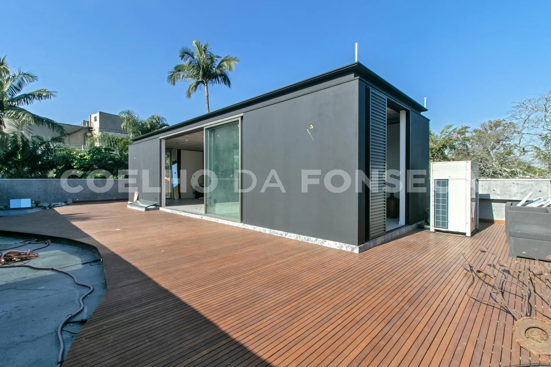 Exterior photo 5