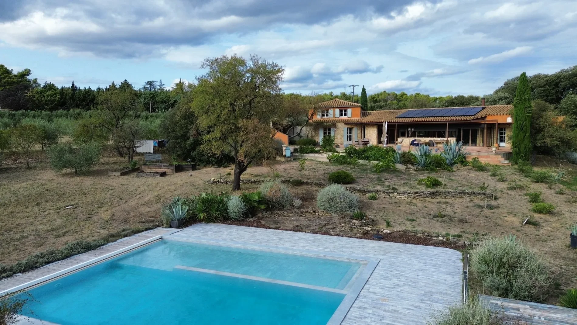 Exterior photo 3