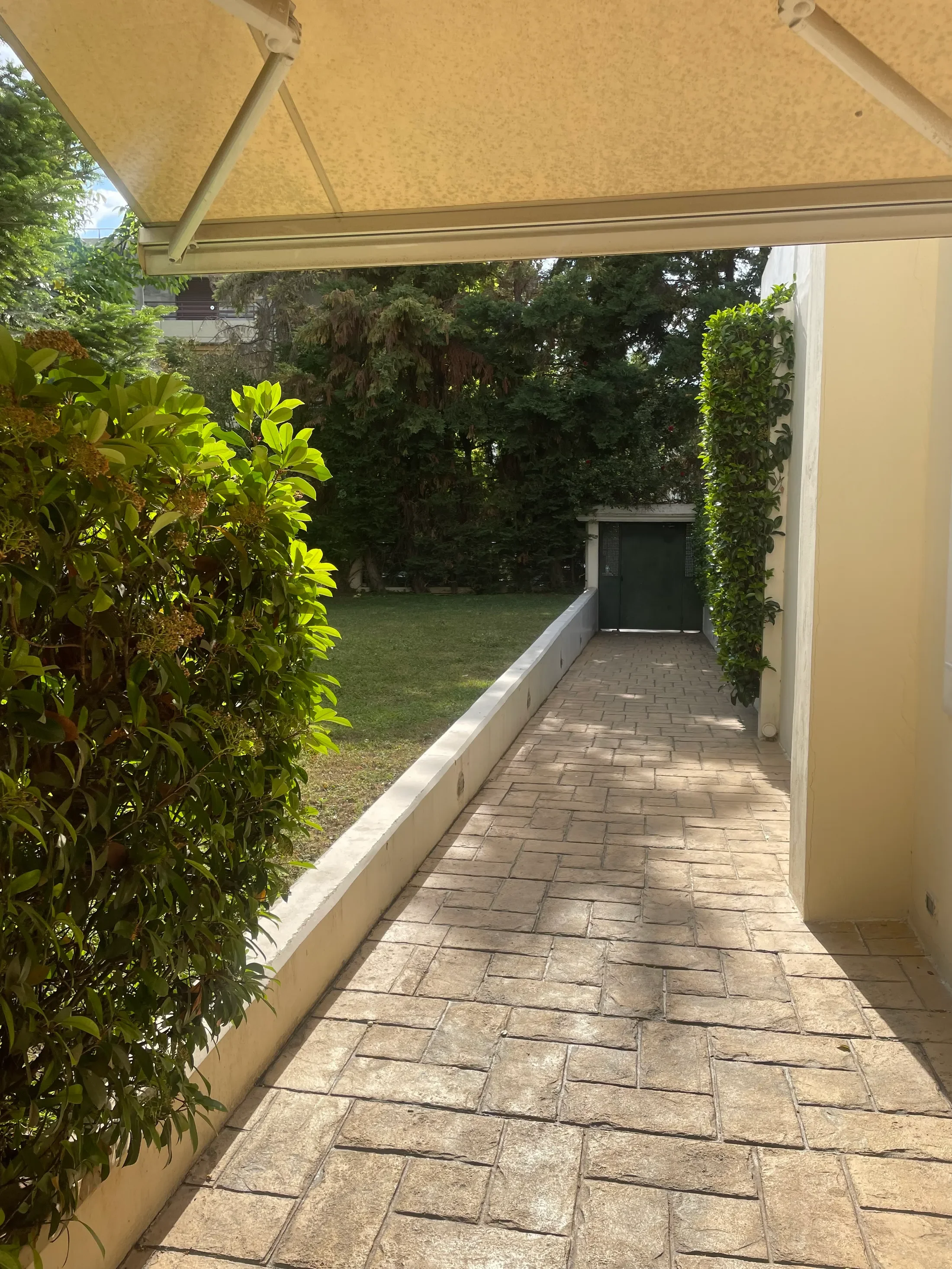 Exterior photo 8