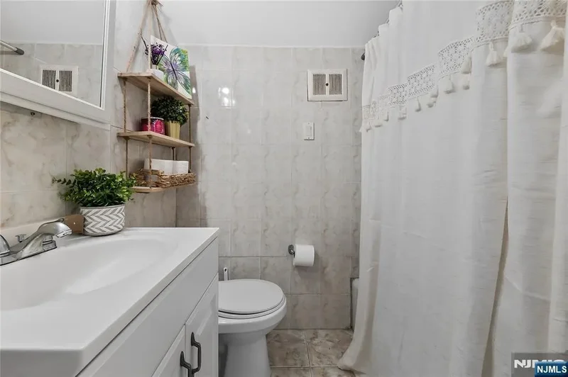 342 Lincoln Avenue, Elmwood Park, New Jersey, United States. - Photo 24