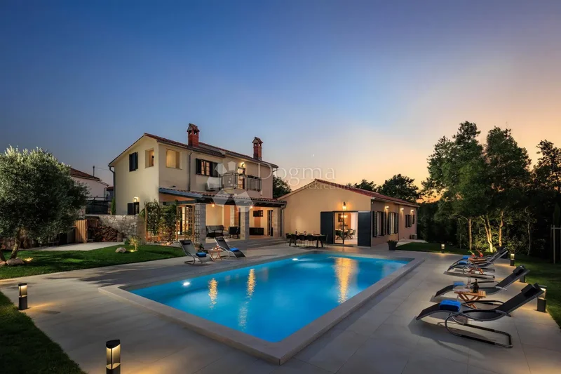 Beautiful Villa With Complete Privacy At The End Of The Settlement