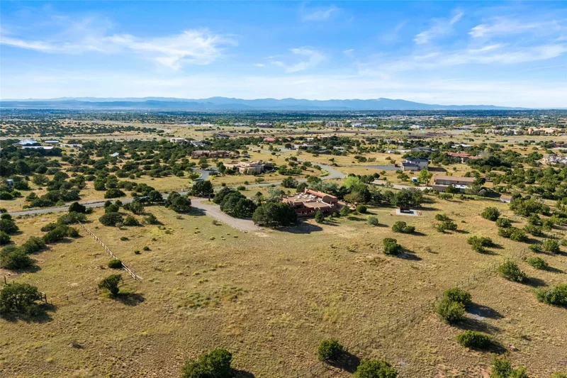 31 Calle Cantando, Santa Fe, NM 87508, Santa Fe, New Mexico, United States. - Photo 2