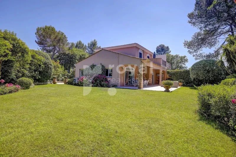 Contemporary villa in a prestigious domain - Royal Mougins Golf