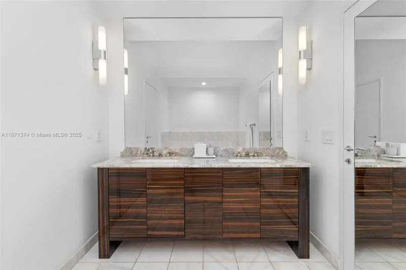 50 S Pointe Dr 1005, Miami Beach, Florida, United States. - Photo 14