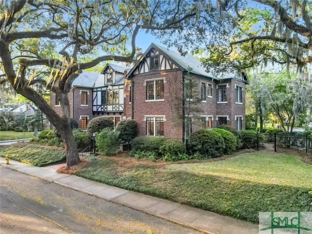 Exterior photo 3