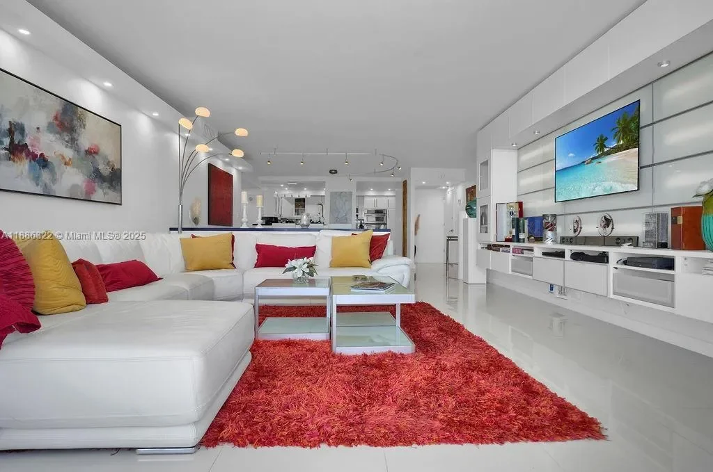 6039 Collins Ave 1126, Miami Beach, Florida, United States. - Photo 16