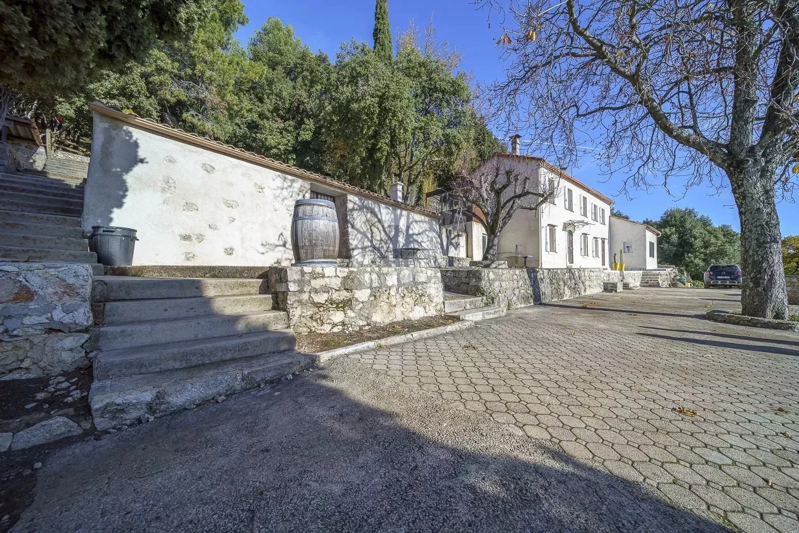 Exterior photo 2