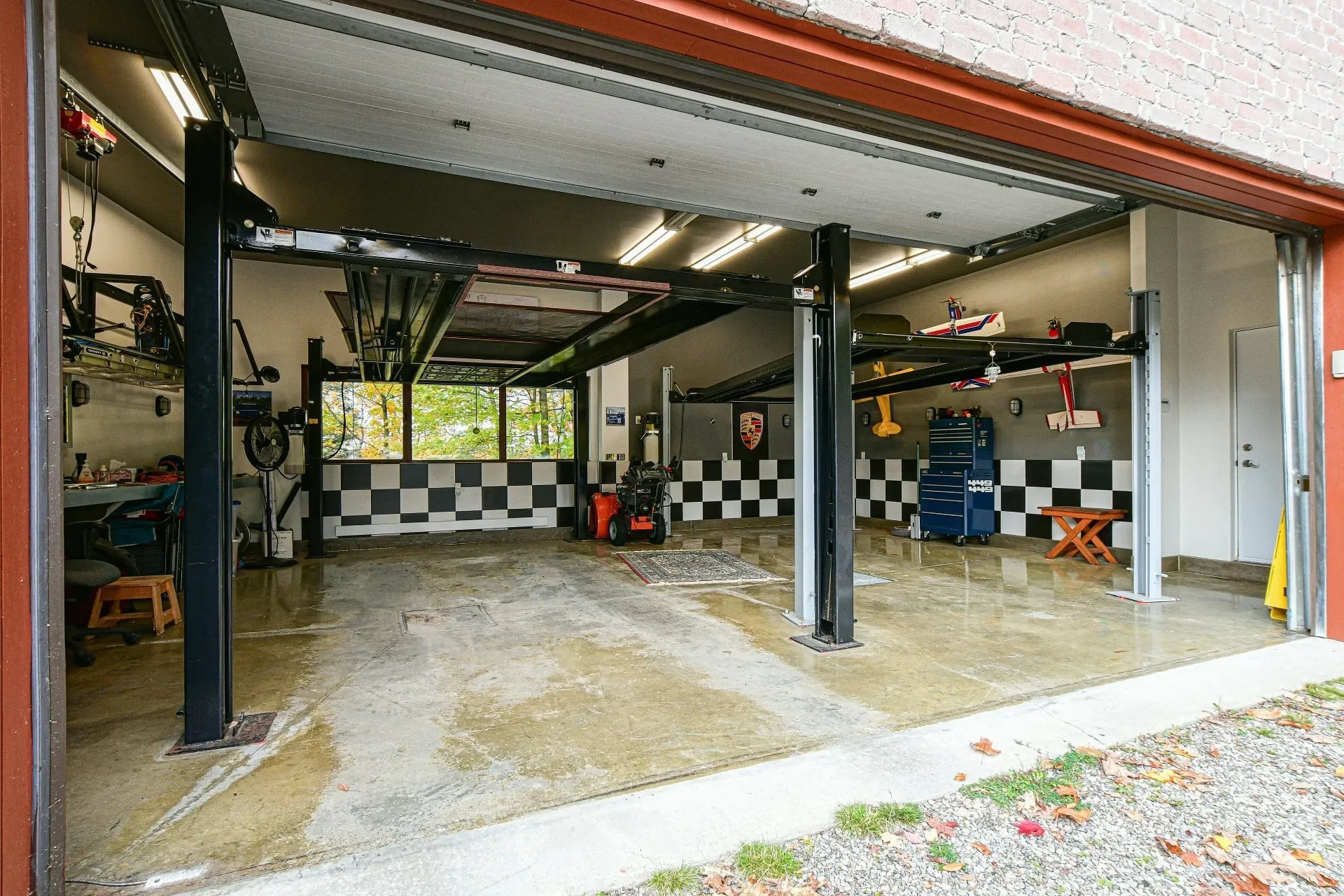 Exterior photo 2