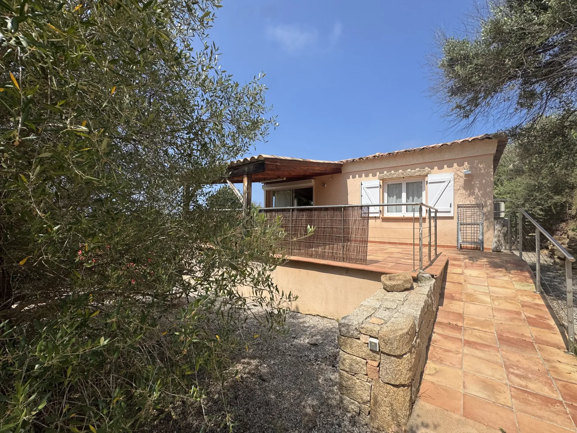 Exterior photo 5