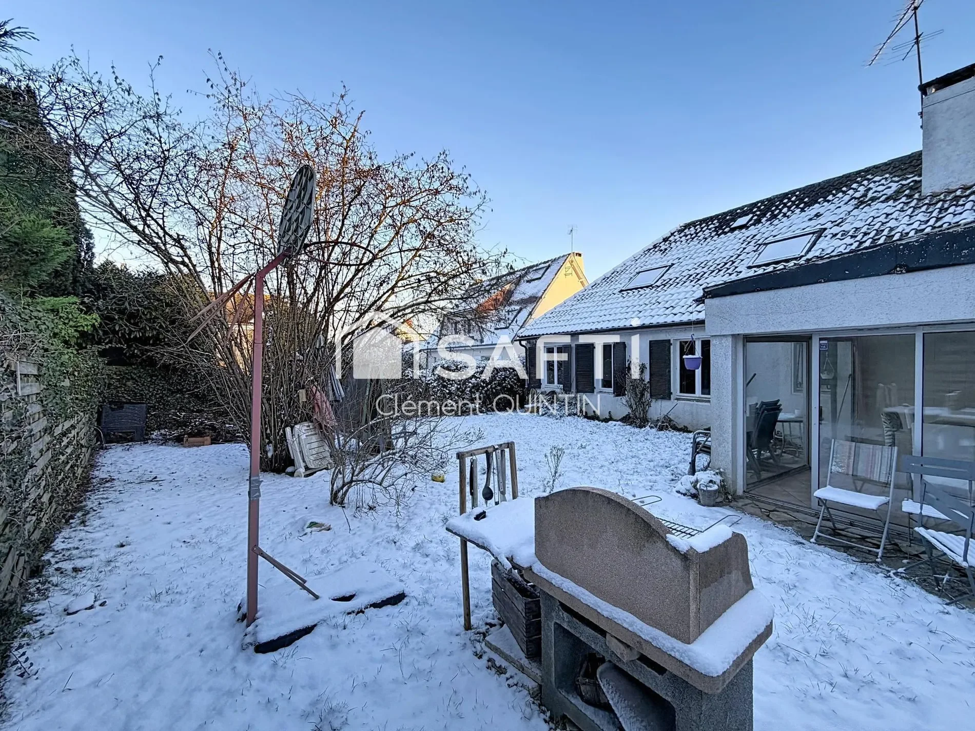 Exterior photo 1