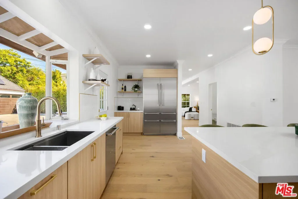 832 S Plymouth Boulevard, Los Angeles, California, United States. - Photo 8