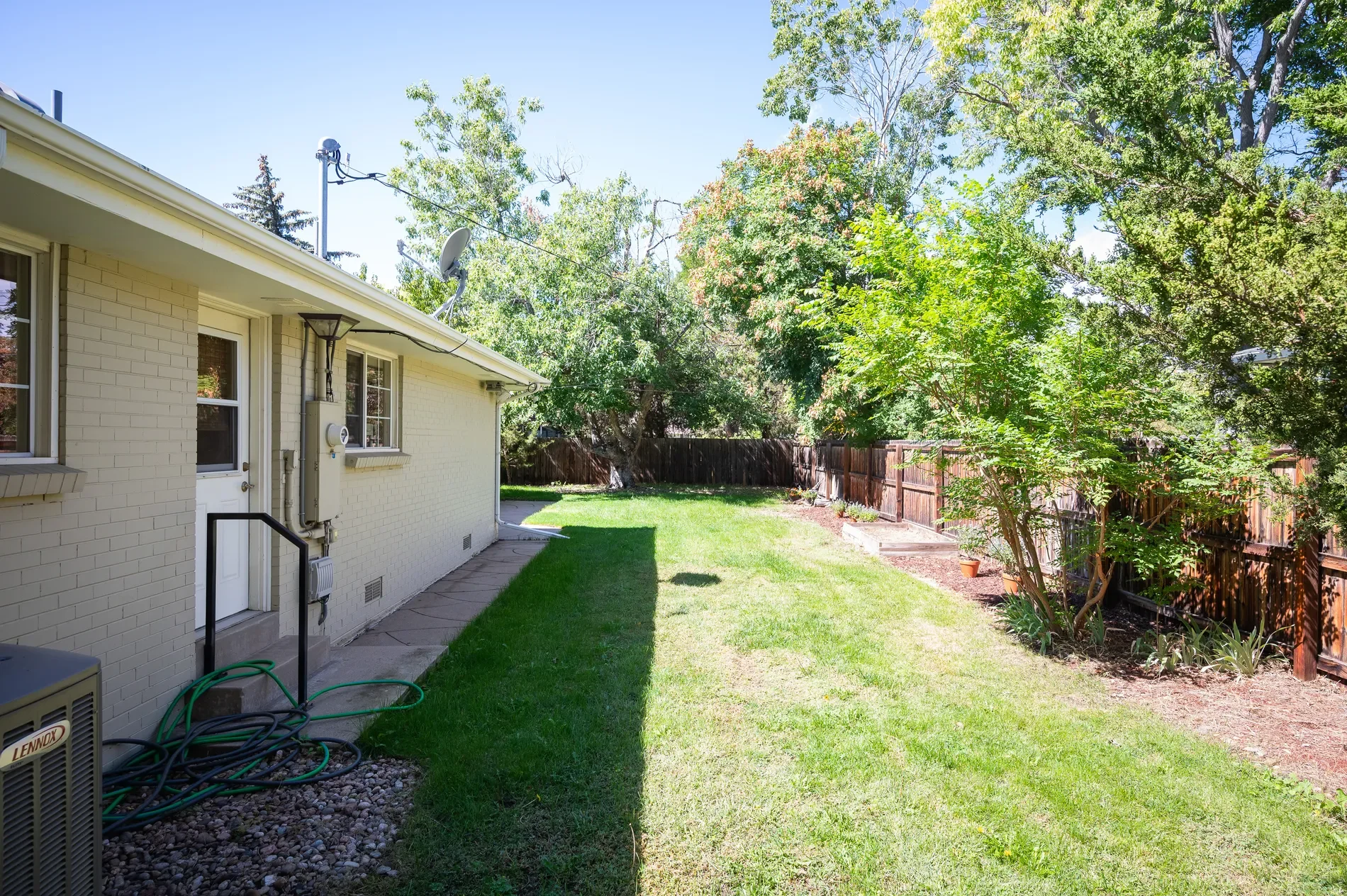 Exterior photo 5