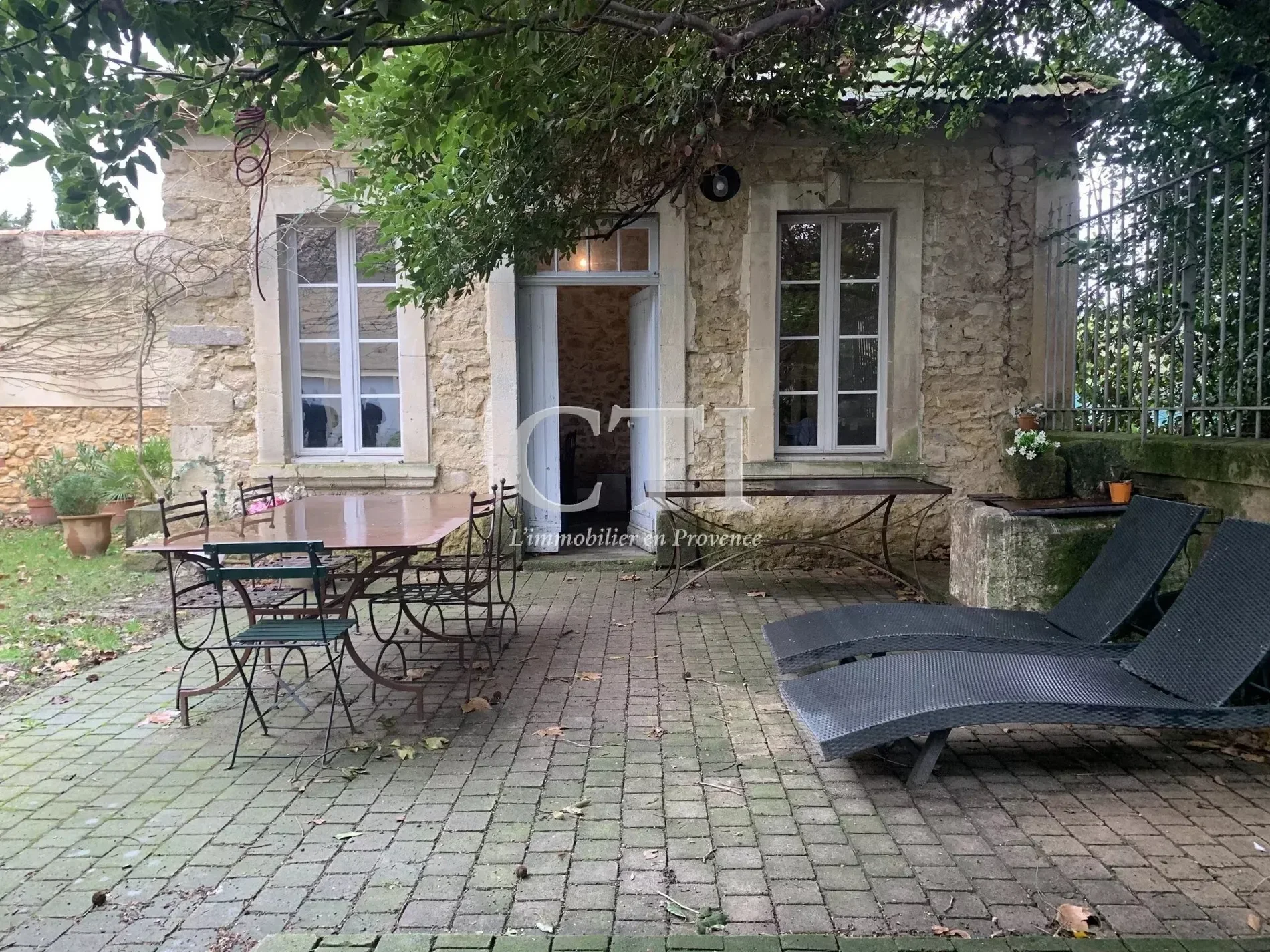 Exterior photo 12