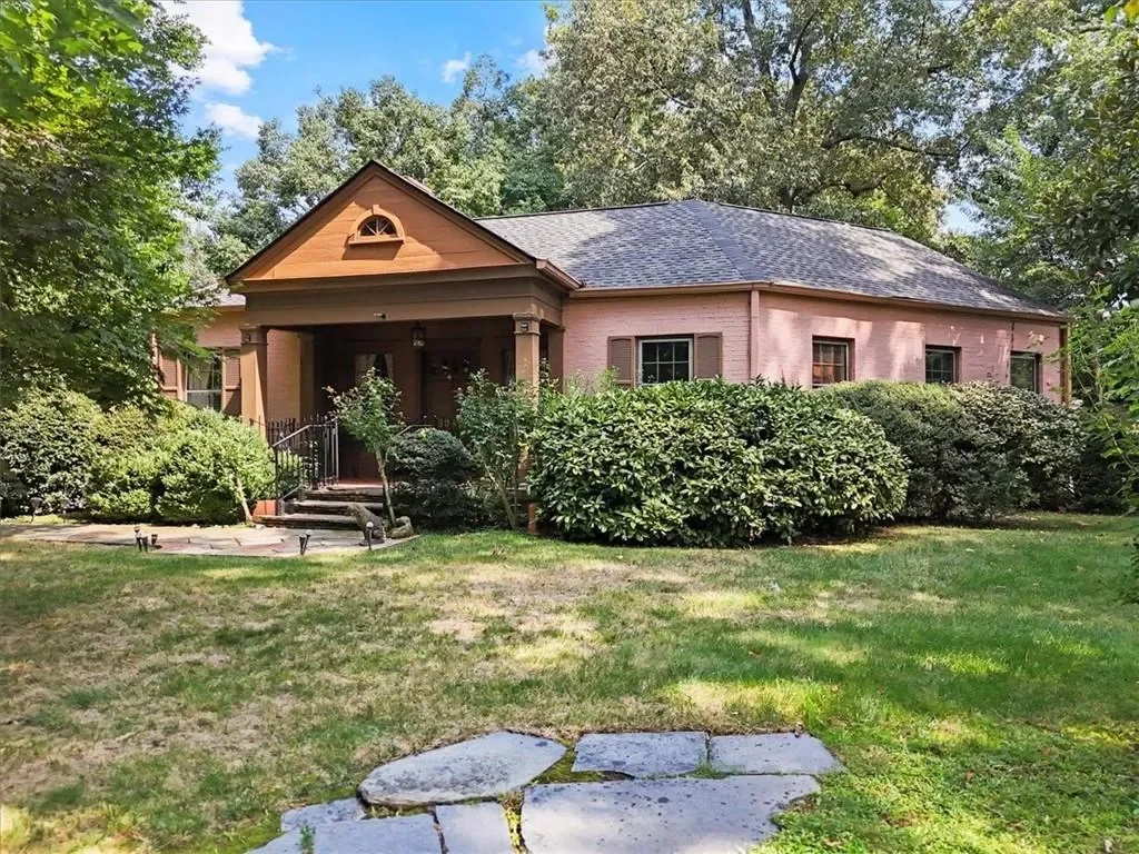 Exterior photo 5