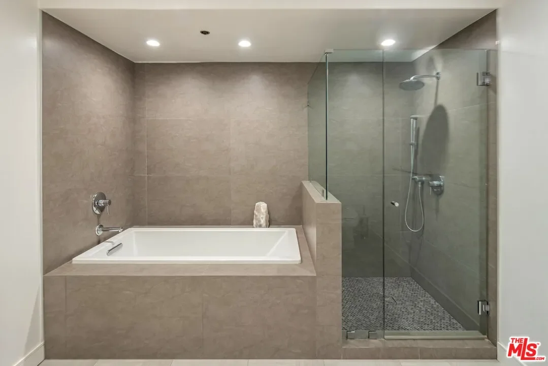 575 S Barrington Ave, Los Angeles, California, United States. - Photo 10