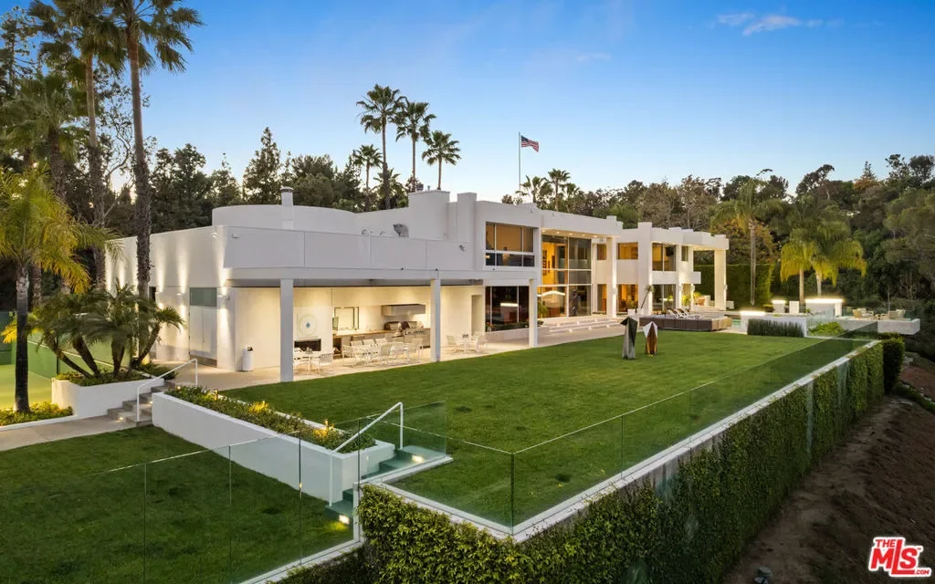 300 N San Rafael Avenue, Altadena, California, United States. - Photo 3