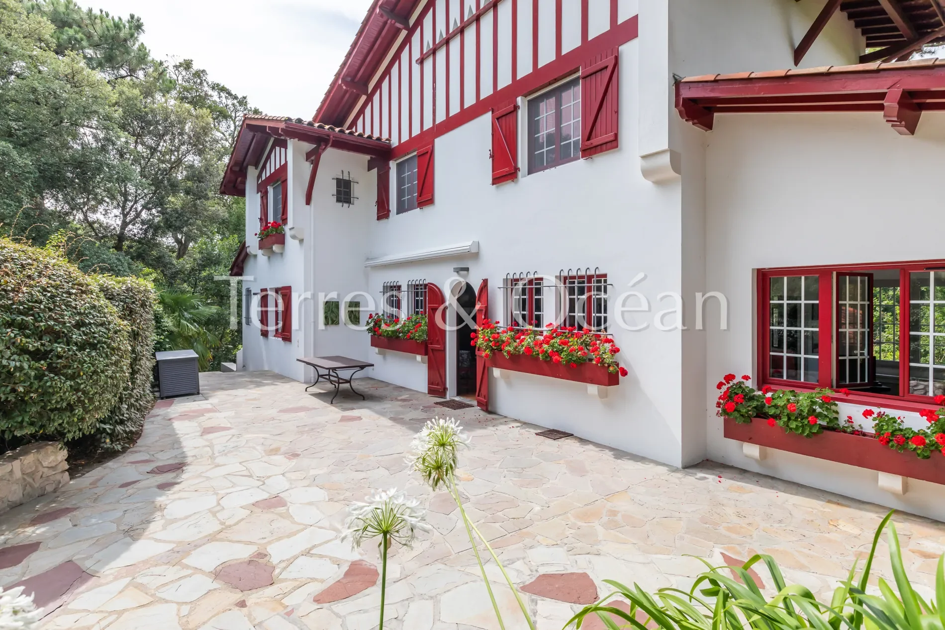 Exterior photo 7
