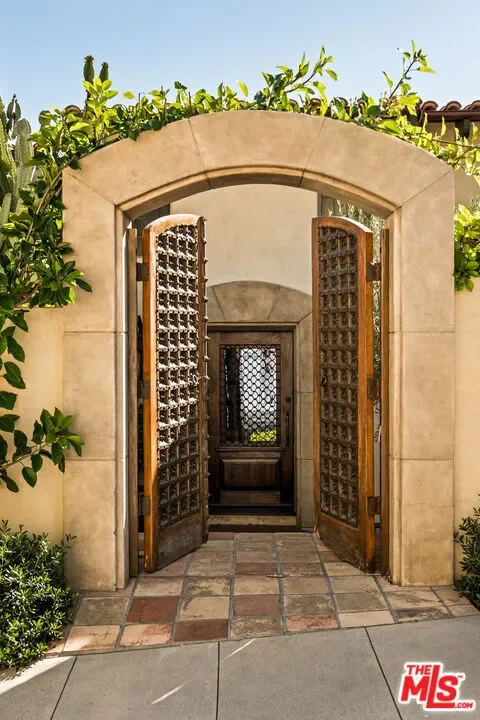 7020 La Presa Drive, Los Angeles, California, United States. - Photo 2