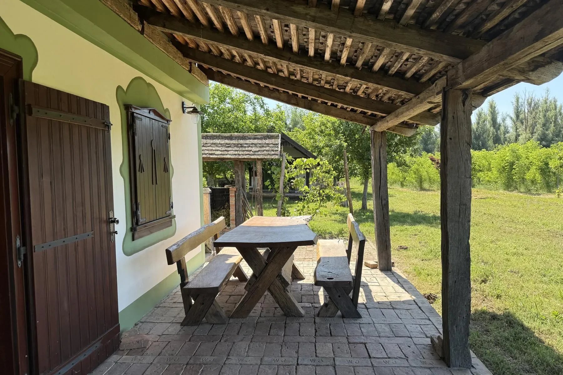 Exterior photo 6