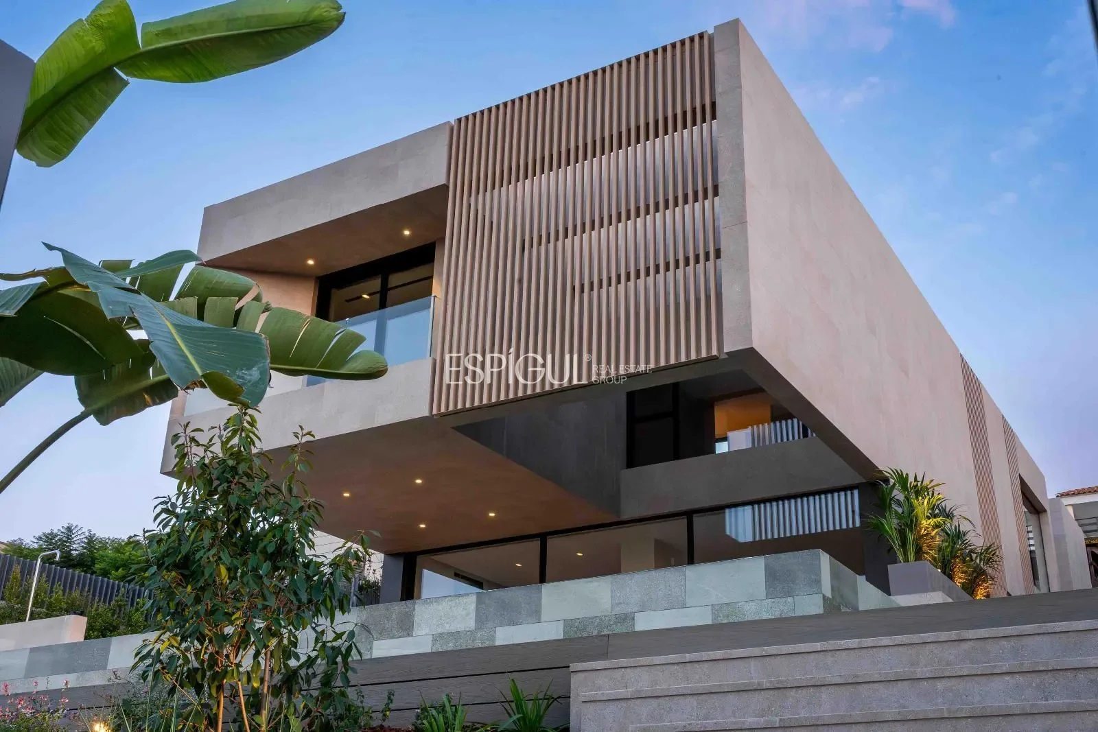 Exterior photo 2