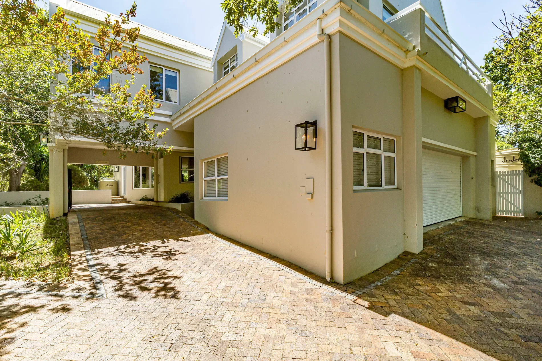 Exterior photo 3