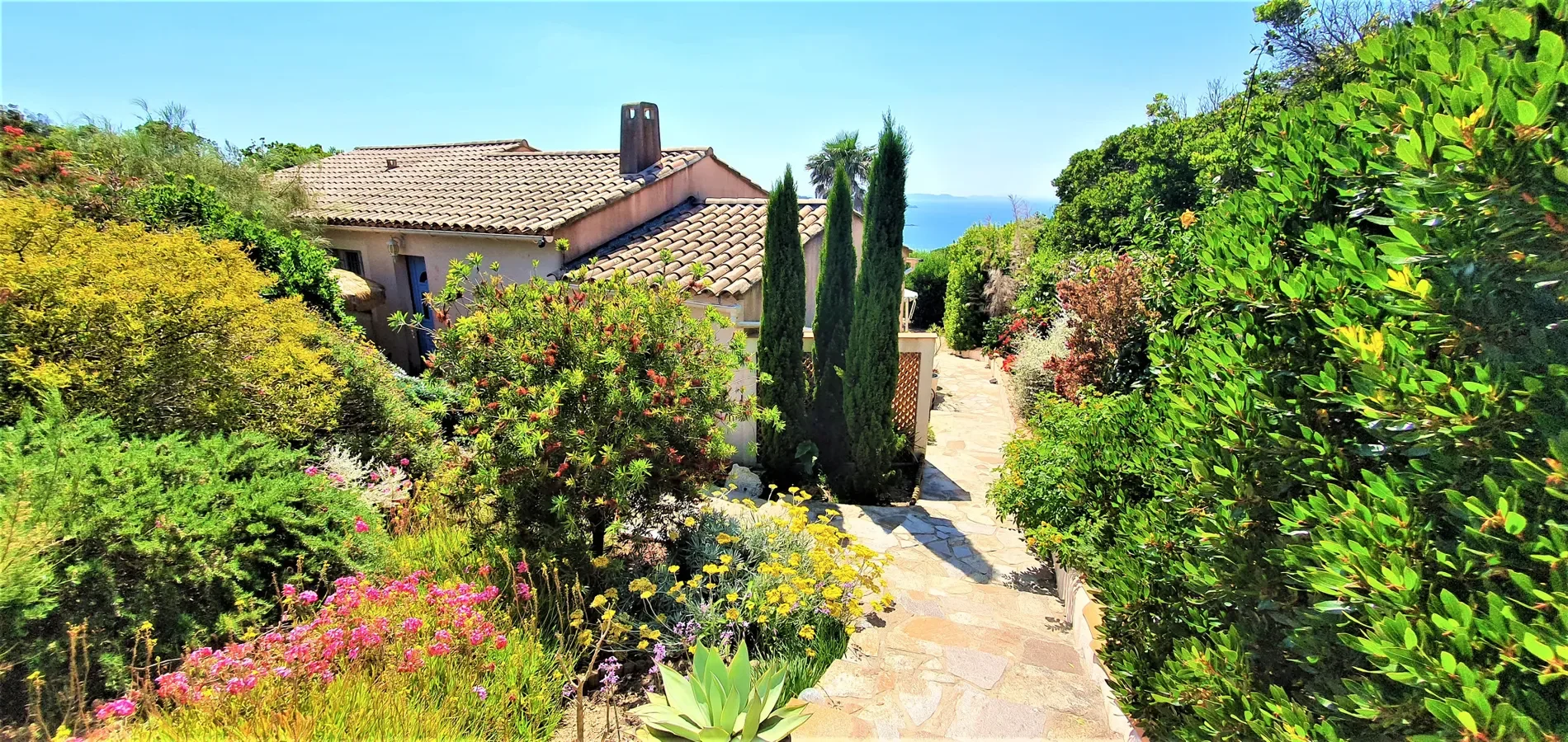 Exterior photo 5
