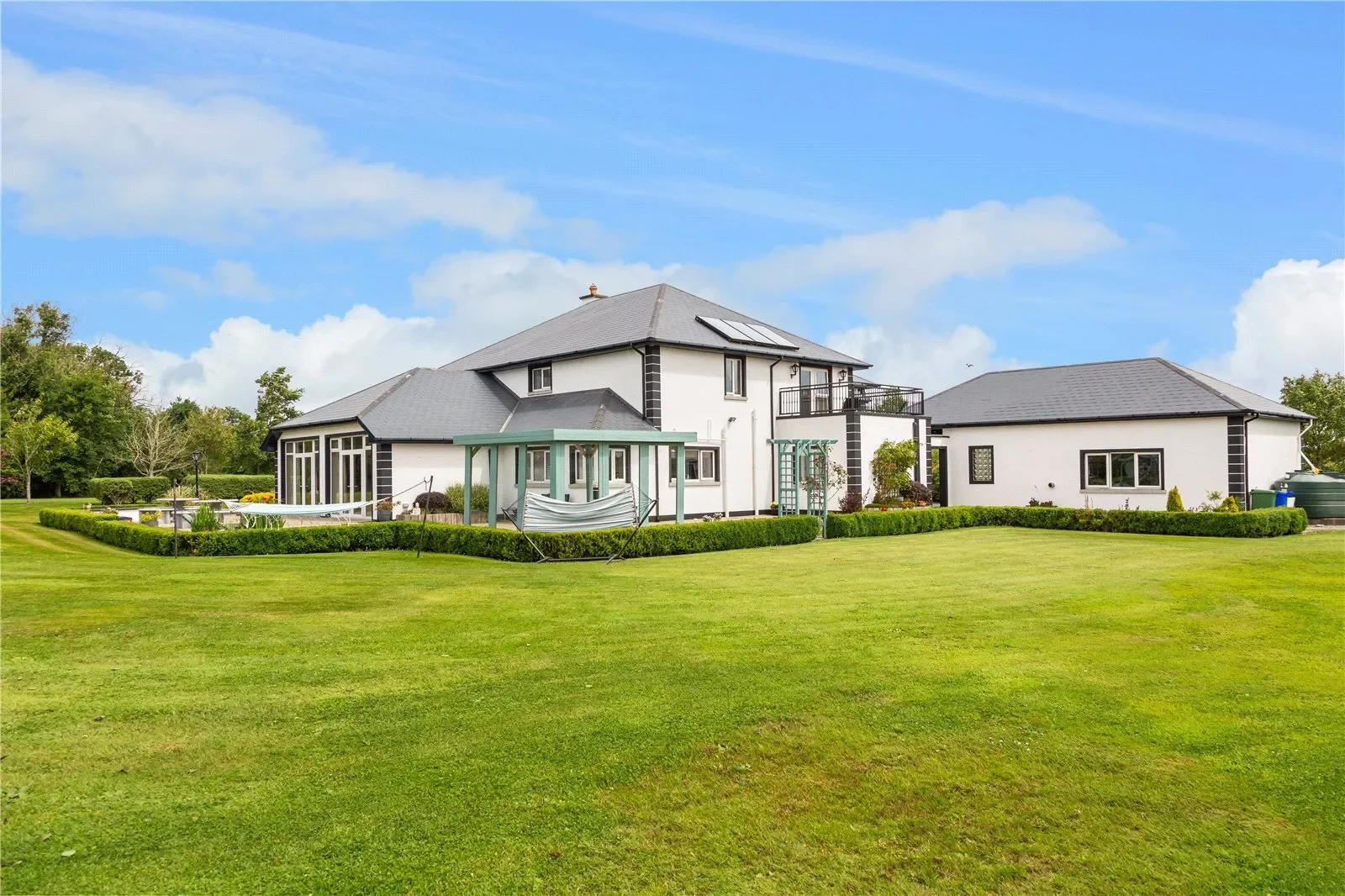 Exterior photo 6