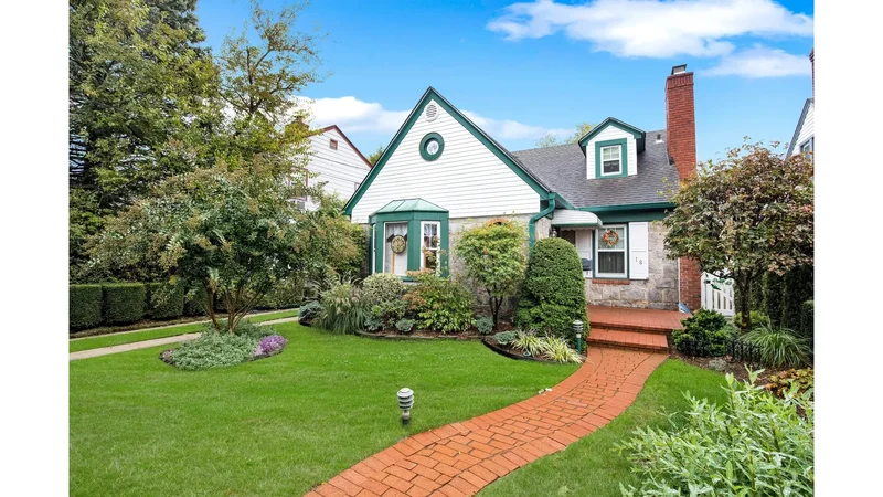 18 School Street, Malverne, New York, United States. - Photo 2
