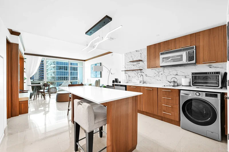 6801 Collins Ave Unit# 811 (door 810), Miami Beach, FL 33141, Miami Beach, Florida, United States. - Photo 2