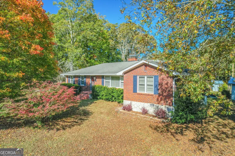 Single Family Residence in Snellville
