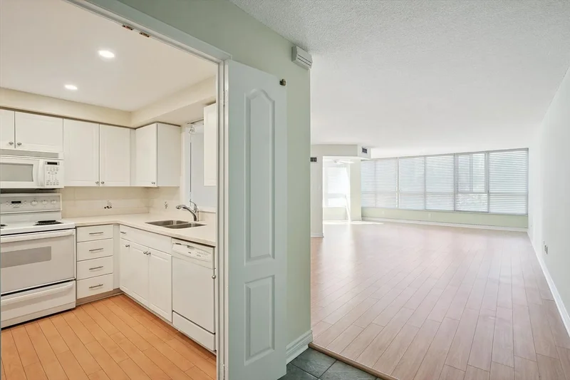 10 Tichester Rd  501, Toronto, ON M5P 3M4, Toronto, Ontario, Canada. - Photo 4