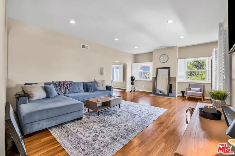 1073 S Mansfield Avenue, Los Angeles, California, United States. - Photo 22
