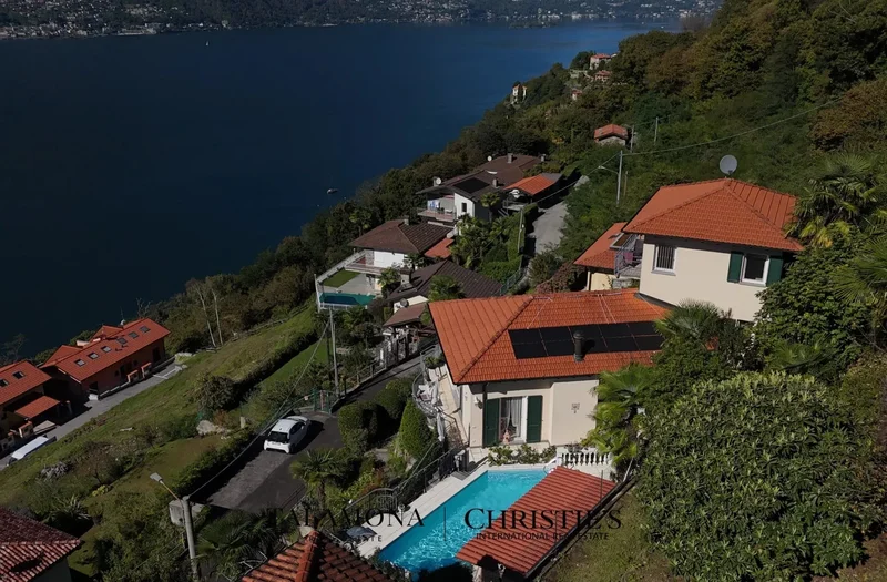 House With Seeview And Pool