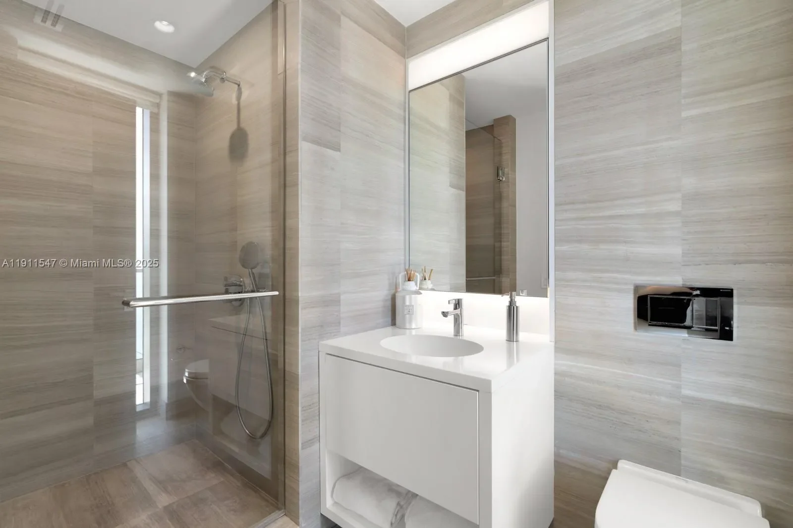 300 Collins Ave PH3, Miami Beach, Florida, United States. - Photo 32